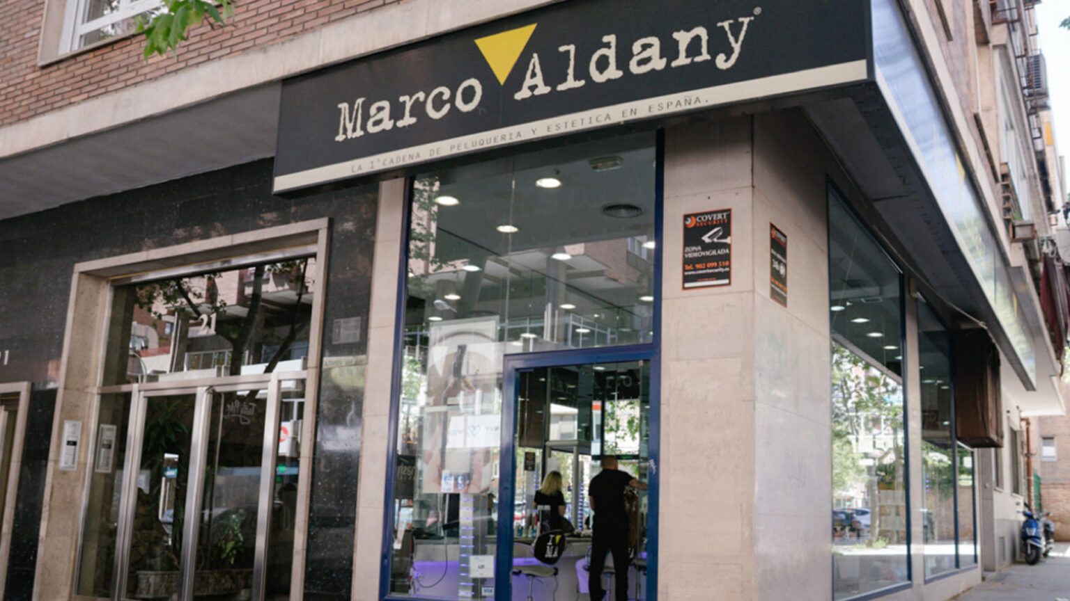 Interior del salón Marco Aldany en la calle Orense de Madrid